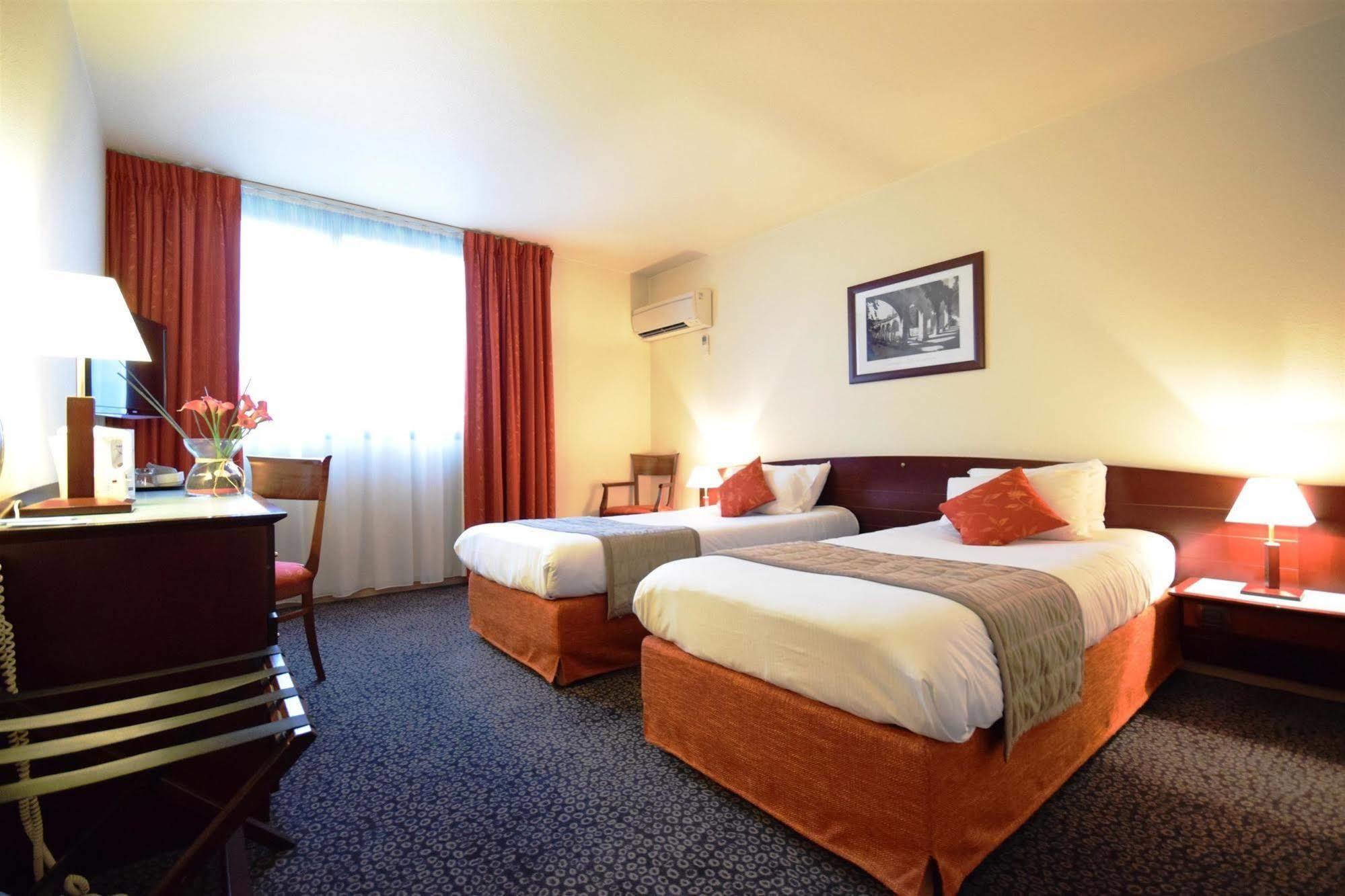 Hotel Kyriad Prestige Bordeaux Aeroport 4*